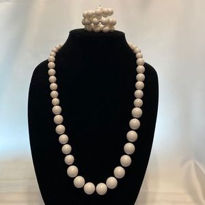Set of white beaded necklace & bracelet.